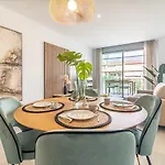 Luxury Beachside Apartment In Elviria Rdr401